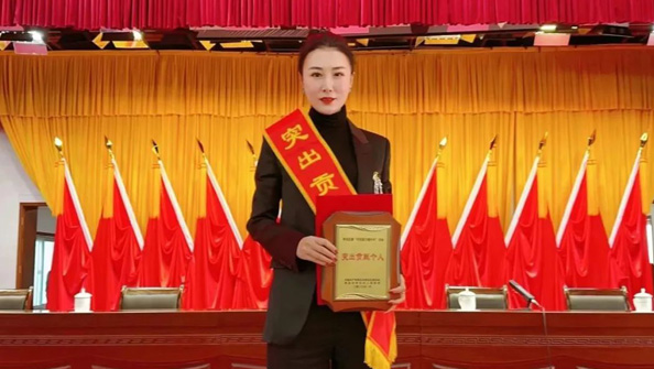 熱烈祝賀集團總經(jīng)理張娟在李滄區(qū)“作風(fēng)能力提升年”活動中，獲評“突出貢獻個人”榮譽稱號